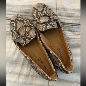 Baretraps NWOT Kellye Brown Snake Skin Gold Buckled Women’s Flats Shoes 8.5